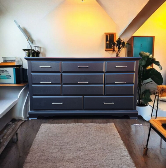 Beautiful fully refinished eight-drawer dresser